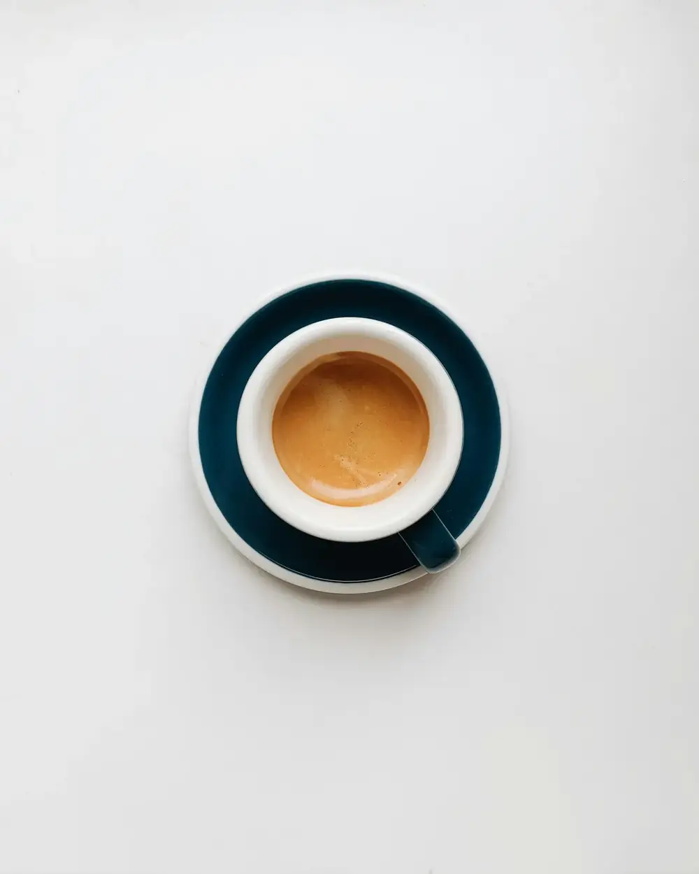 Espresso w granatowej filiżance, widok z góry
